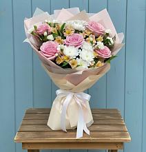 Букет цветов из:  Гвоздики, Орхидеи и Розы в Валдае