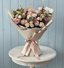 Букет цветов из:  Розы и Лизиантусы в Валдае