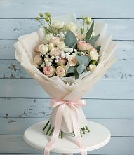 Букет цветов из:  Розы и Лизиантусы в Валдае