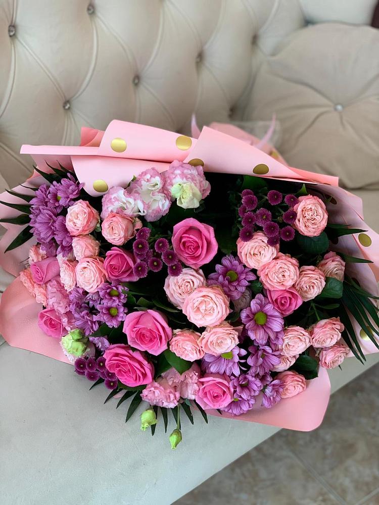 Букет цветов из: Хризантемы, Розы и Лизиантусы в Валдае