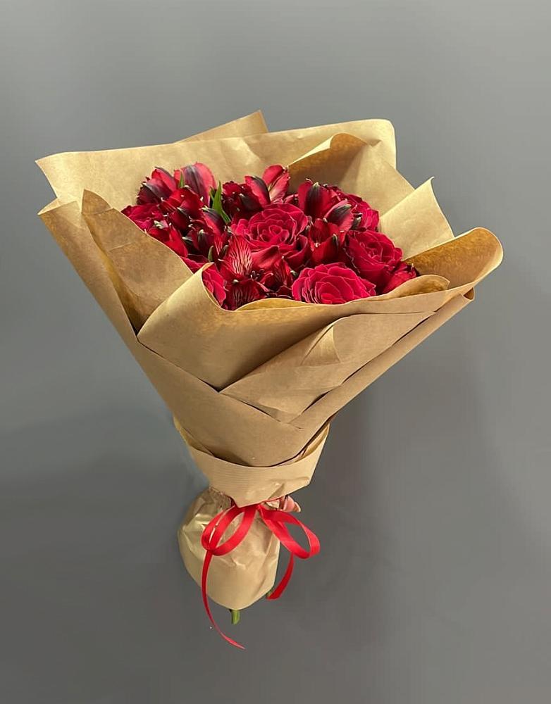 Букет цветов из: Альстромерии и Розы в Валдае