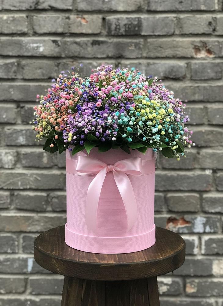 Цветочная композиция из Гипсофила и Розы в шляпной коробке в Валдае