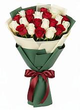 Букет Микс из красных и белых роз в Валдае