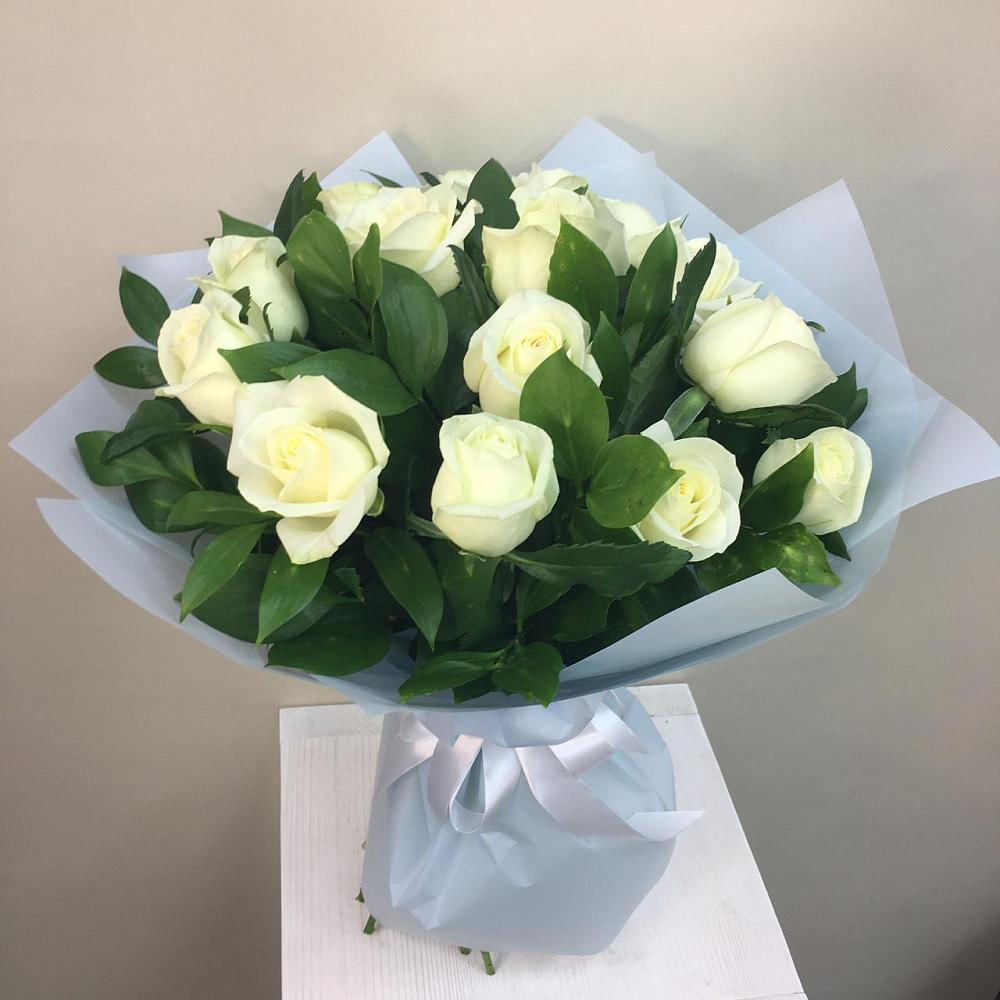 Букет 15 Белых роз Проуд в Валдае