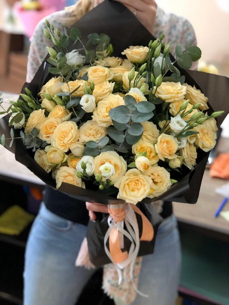 Букет цветов из: Розы и Лизиантусы в Валдае