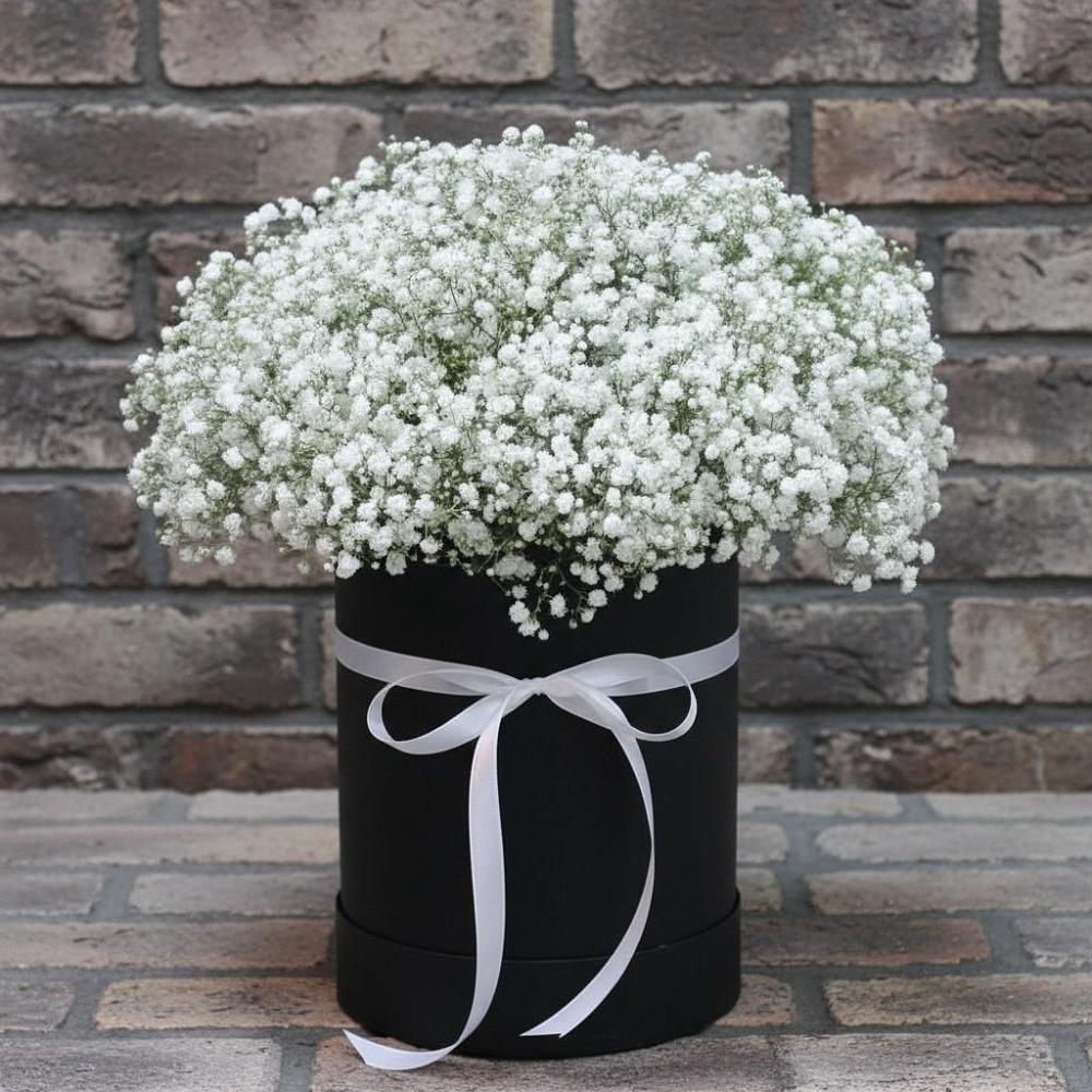 Цветочная композиция из Гипсофила в шляпной коробке в Валдае