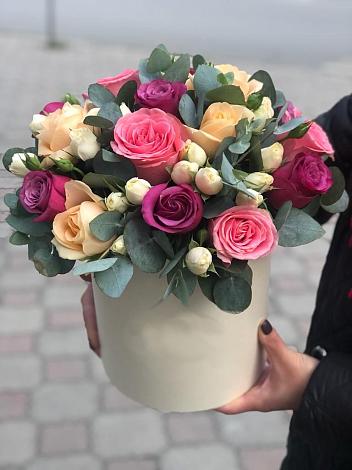 Цветочная композиция из Розы в шляпной коробке в Валдае
