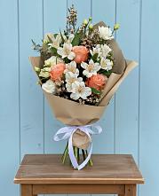 Букет цветов из:  Альстромерии, Лизиантусы, Розы и Хризантемы #REPLACE_PRED# Валдае