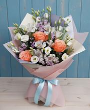 Букет цветов из:  Лизиантусы, Розы, Альстромерии и Гипсофила в Валдае