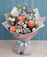 Букет цветов из:  Лизиантусы, Розы, Альстромерии и Гипсофила в Валдае