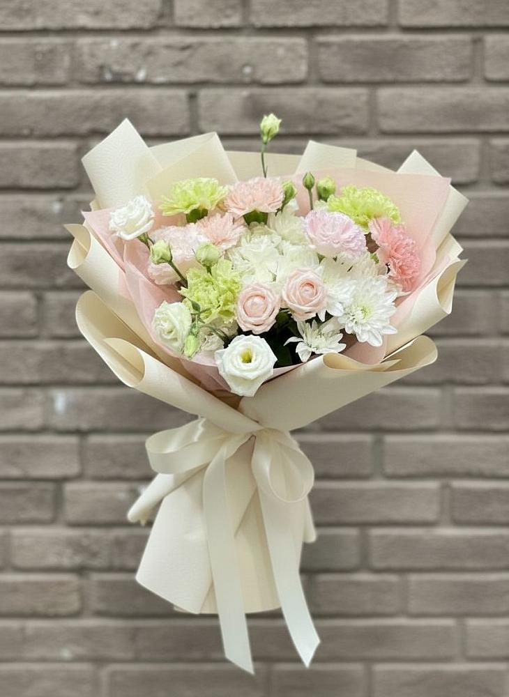 Букет цветов из: Гвоздики, Розы, Лизиантусы и Хризантемы в Валдае