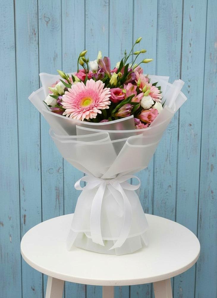 Букет цветов из: Герберы, Альстромерии и Лизиантусы в Валдае