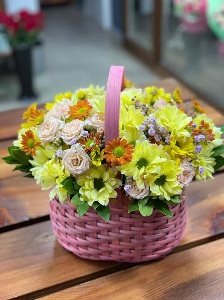 Цветочная композиция из Хризантемы и Розы в корзине в Валдае