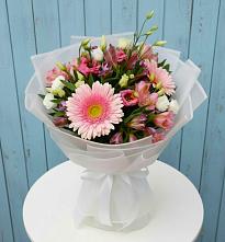 Букет цветов из:  Герберы, Альстромерии и Лизиантусы в Валдае