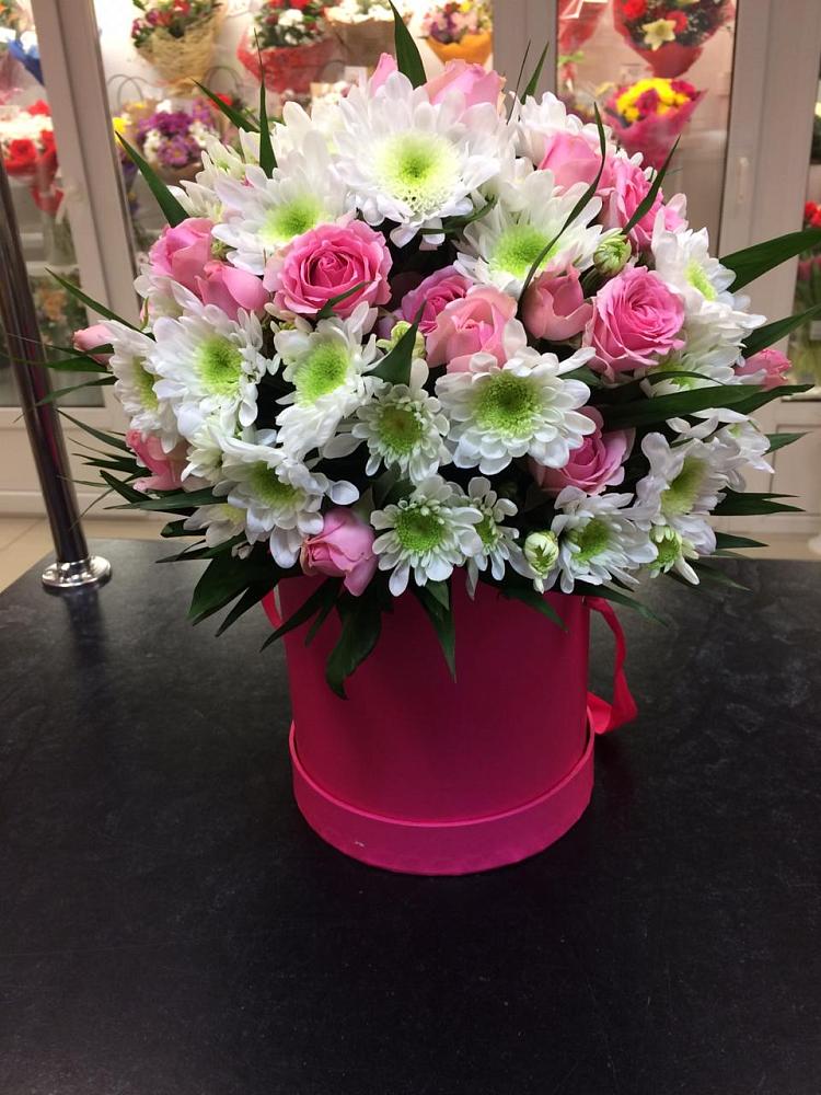 Цветочная композиция из Розы и Хризантемы в шляпной коробке в Валдае