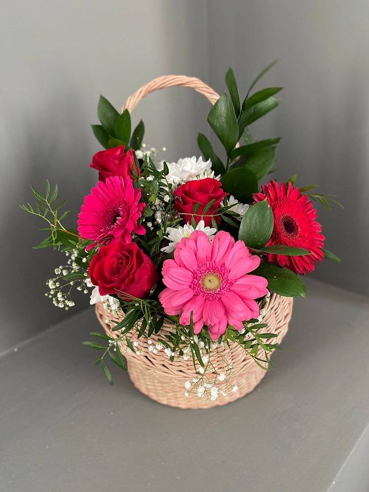 Цветочная композиция из Розы, Хризантемы и Герберы в корзине в Валдае