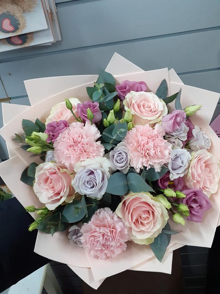 Букет цветов из: Розы, Гвоздики и Лизиантусы в Валдае