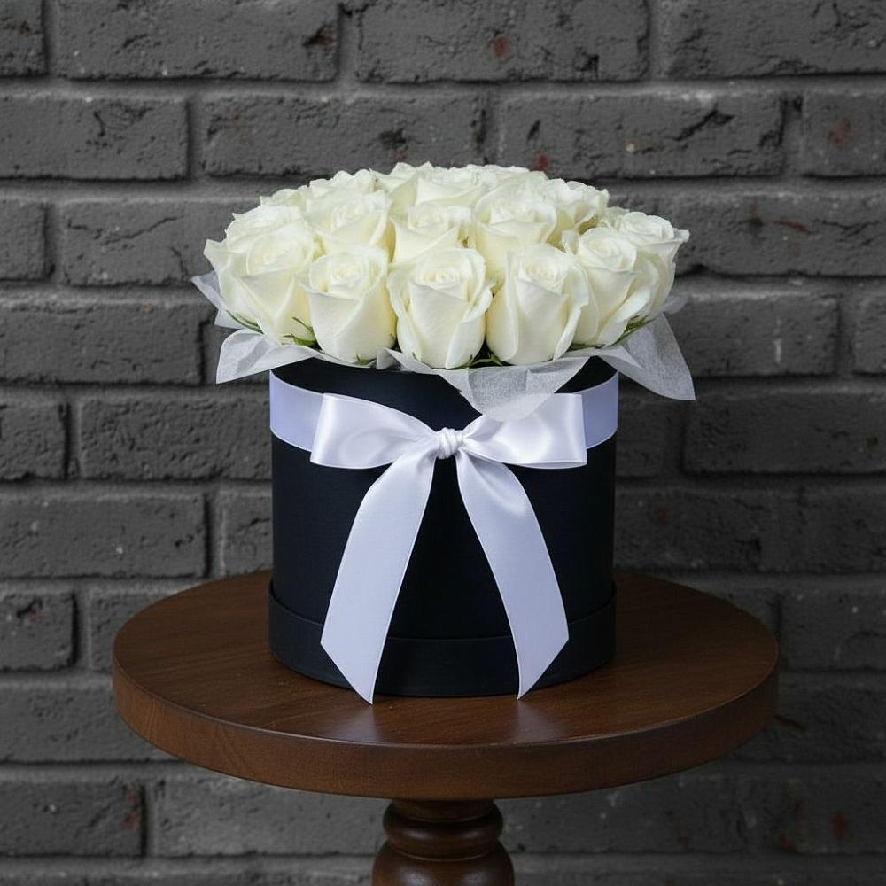 Цветочная композиция из Розы в шляпной коробке в Валдае