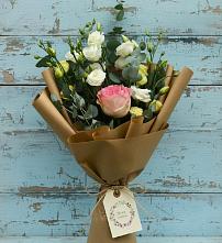 Букет цветов из:  Розы и Лизиантусы в Валдае