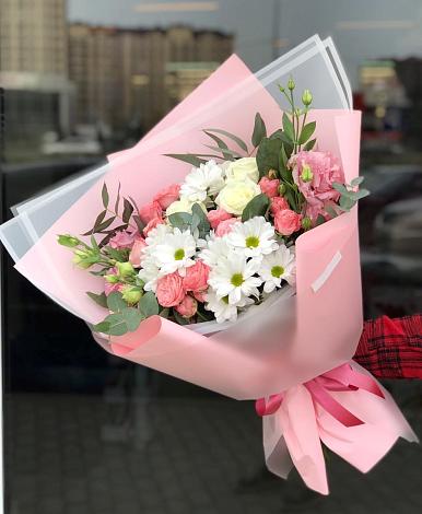 Букет цветов из: Розы, Лизиантусы и Хризантемы в Валдае