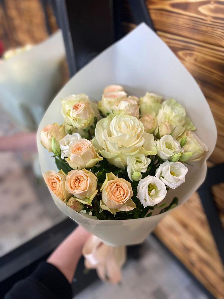 Букет цветов из: Розы и Лизиантусы в Валдае